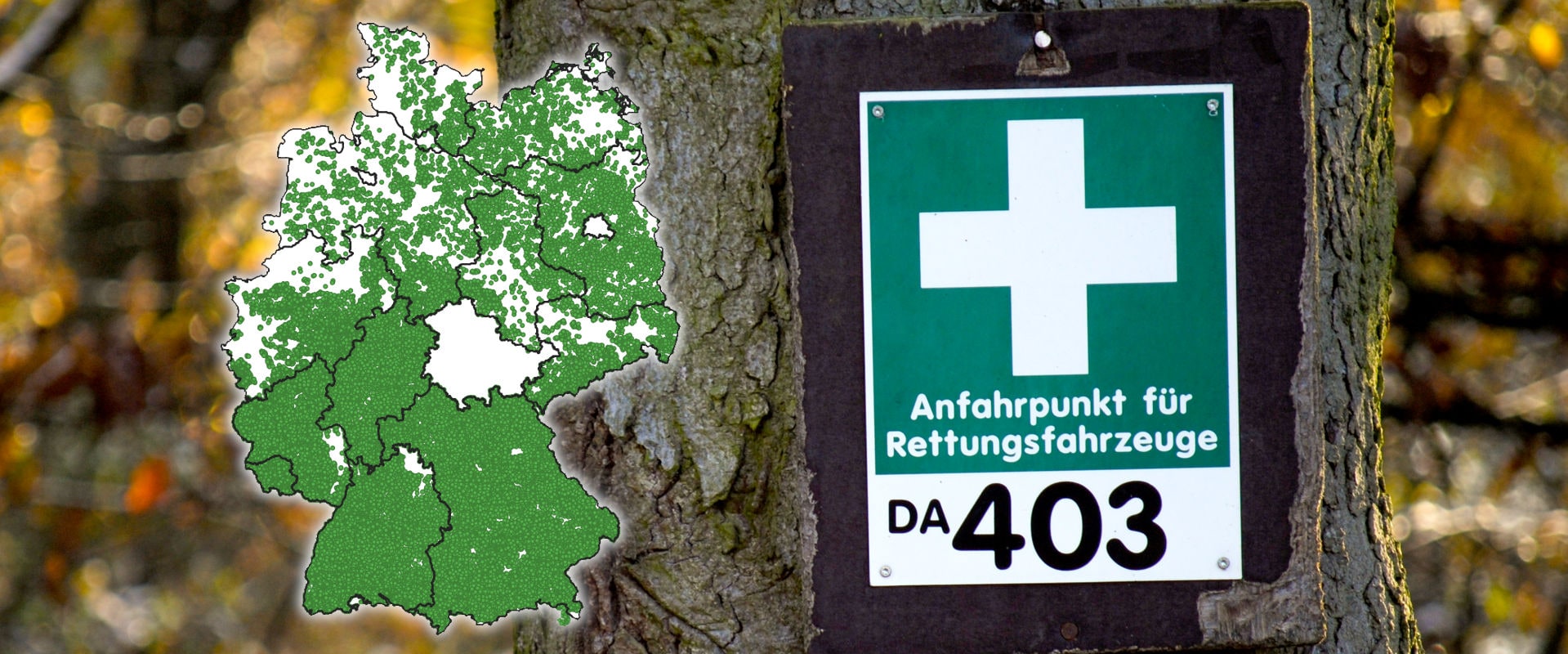 Auf einer Deutschlandkarte sind mit grünen Punkten alle Forstelichen Rettungspunkte markiert. Daneben ist an einem Baum ein Schild angebracht, das den Rettungspunkt DA 403 zeigt.