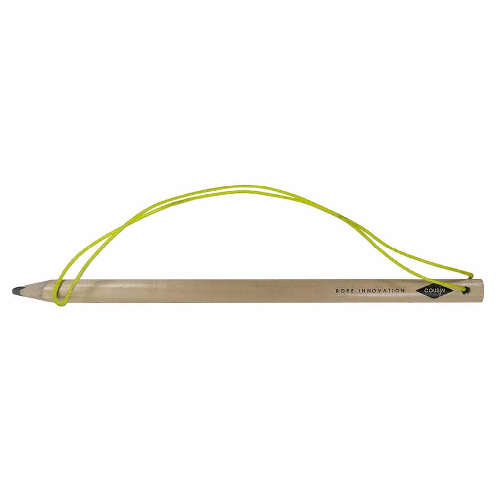 Rope feed pen with yellow elastic band and inscription "ROPE INNOVATION COUSIN" on a light wooden pen