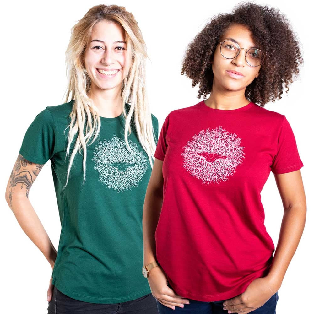 Two women are wearing T-shirts with the motif "Ascension", one in green and one in red, both T-shirts show a white, circular pattern with a bird in the middle.