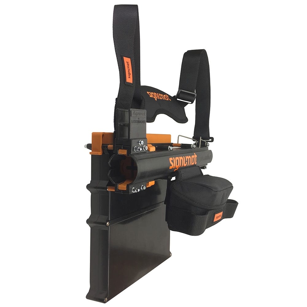 ArboTag Magazine Plus by signmat, black magazine with orange details, two black carrying straps with padding and signmat logo, side view from a different angle