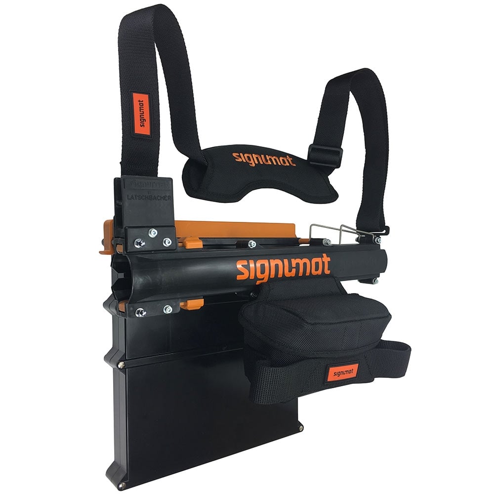 ArboTag Magazine Plus by signmat, black magazine with orange details, two black carrying straps with padding and signmat logo, side view