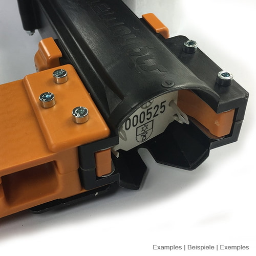 Detail of the opening of the black ArboTag Magazine Lite with orange plastic parts and visible serial number