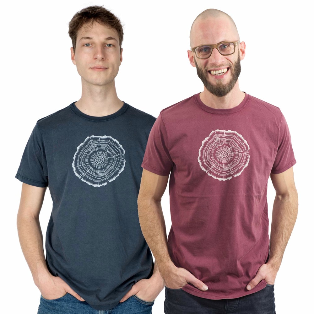 Two men wear T-shirts with the print of a tree trunk cut, one in dark blue and one in burgundy, product name Treeslice
