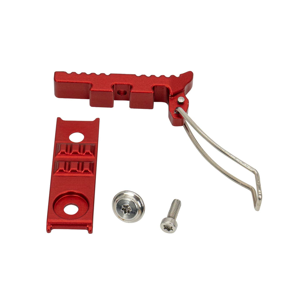 skyHOOK Wire Gate in individual parts, consisting of red and blue metal components and two screws on a white background