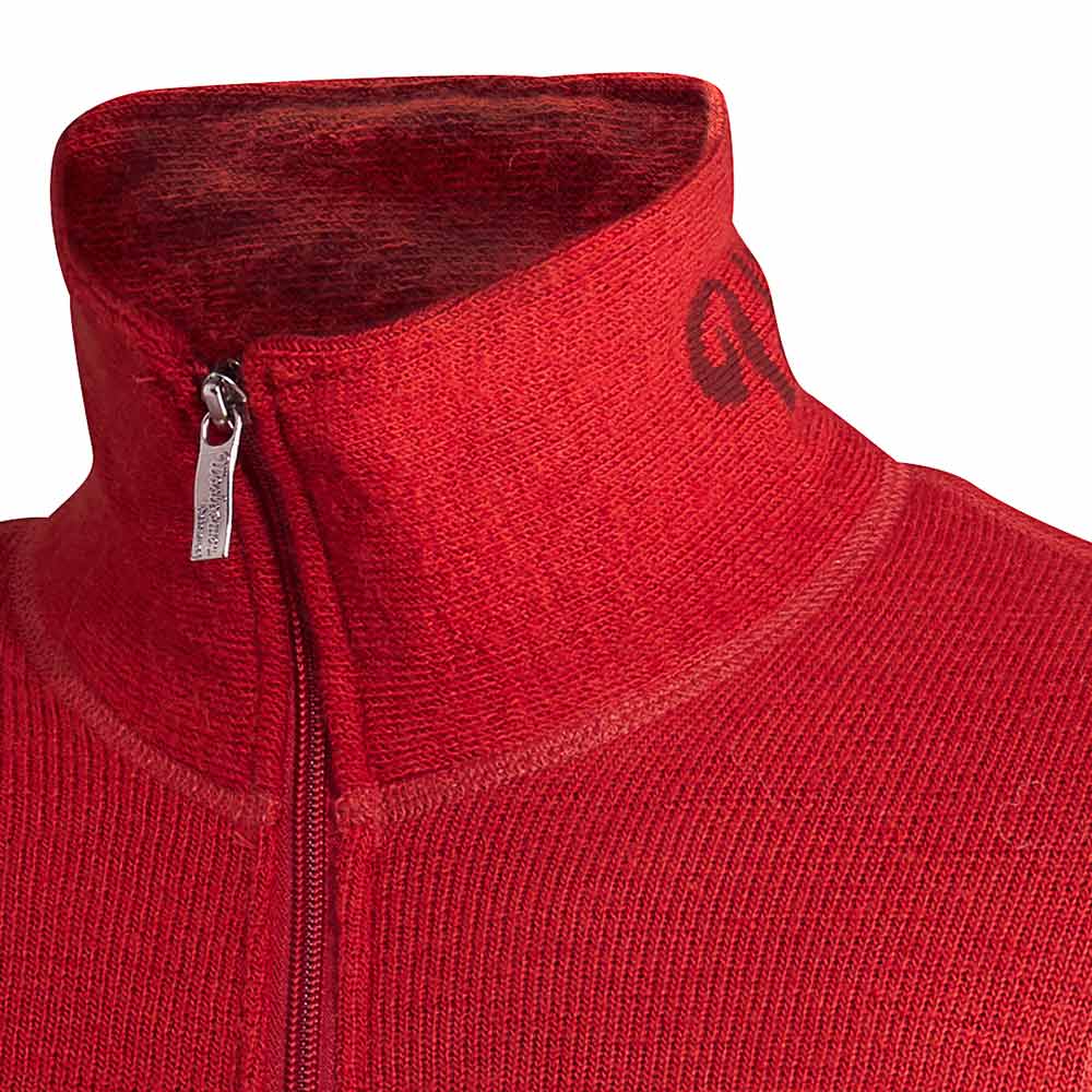 Close-up of the collar of the red Jacket 400 jacket with zipper and a black logo on the left side of the collar