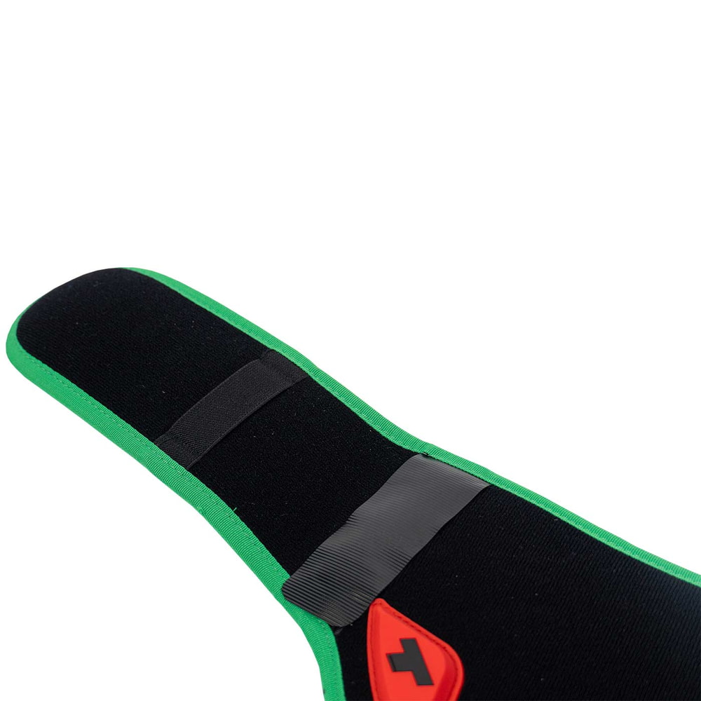 treeMOTION Ultra Comfort Padding, close-up of a black upholstery with green border, Velcro closure and red Teutoburger logo