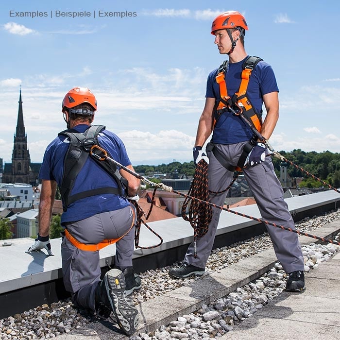Fossy Set Uni 2, two men with orange helmets and climbing harnesses using the set on a roof