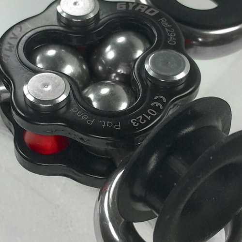 Gyro 3, manufacturer CAMP, close-up of the black and silver metal component with visible ball bearings and a red element, against a white background