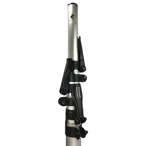 ArboRapid T4 590 Close-up of the black latches on the silver telescopic pole with the inscription BERGER