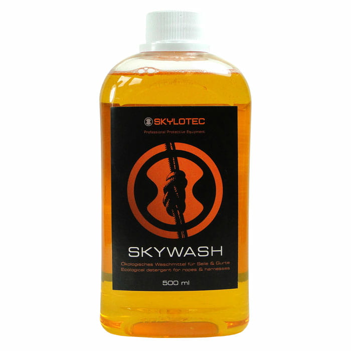 Bottle of orange liquid, black label with orange lettering and logo, product name Skywash by Skylotec, 500 ml