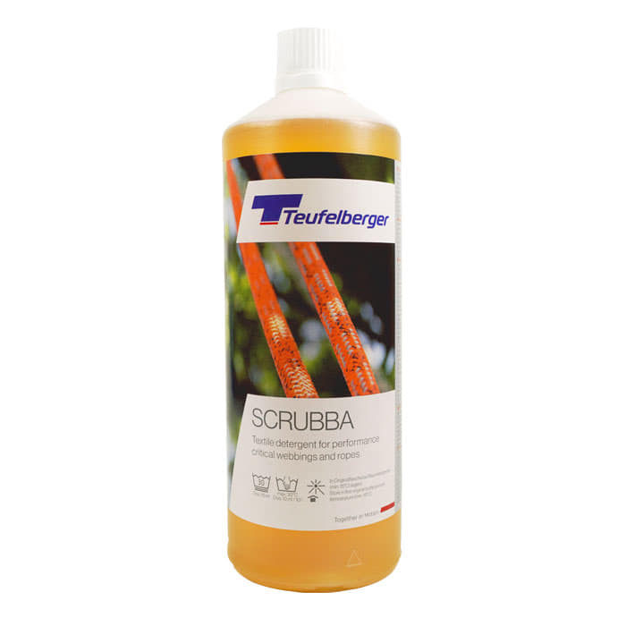 Bottle with yellowish liquid, label with the inscription "Teufelberger" and "SCRUBBA", product name Scrubba visible