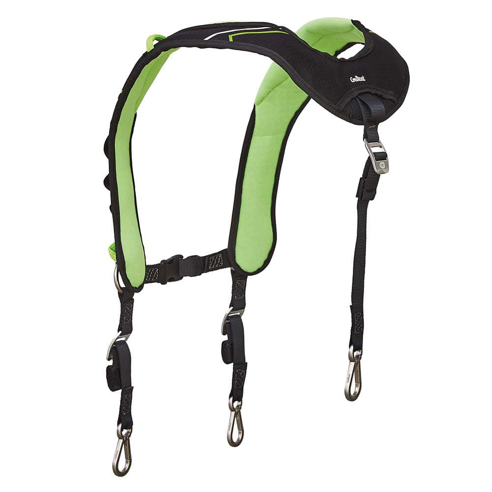 Koala Chest shoulder strap in black and green, visible from the back, with metal carabiners and the lettering "Courant" on the back