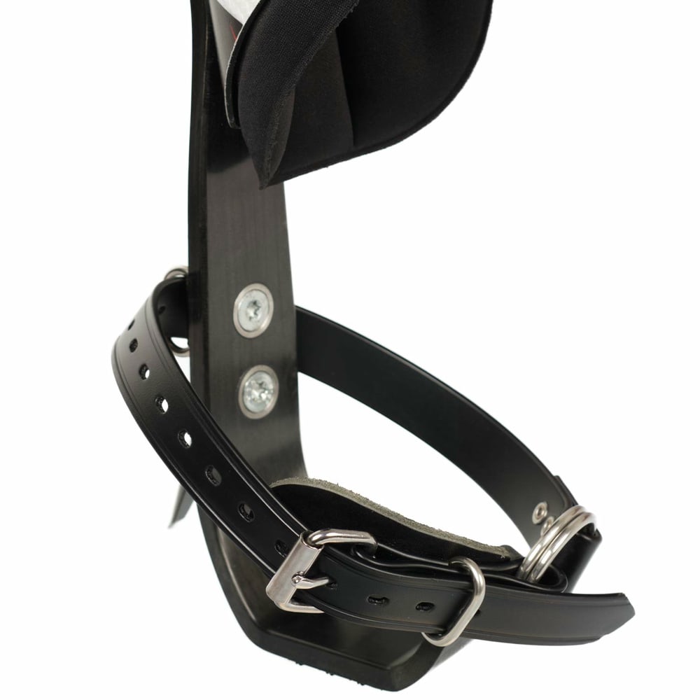 Distel Carbon 3.1 Classic by Distel, close-up of the foot strap with buckle and metal rings, side view