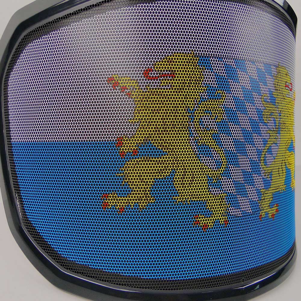 PROTOS® Special Edition visor with black frame, close-up of the motif with two golden lions and blue and white diamond pattern behind a black grille