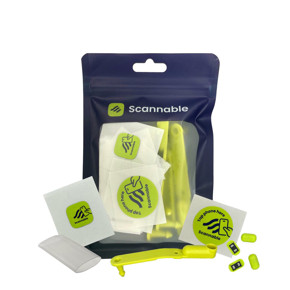 Climber Pack NFC Tag in a blue packaging with yellow plastic parts and green stickers with the Scannable logo