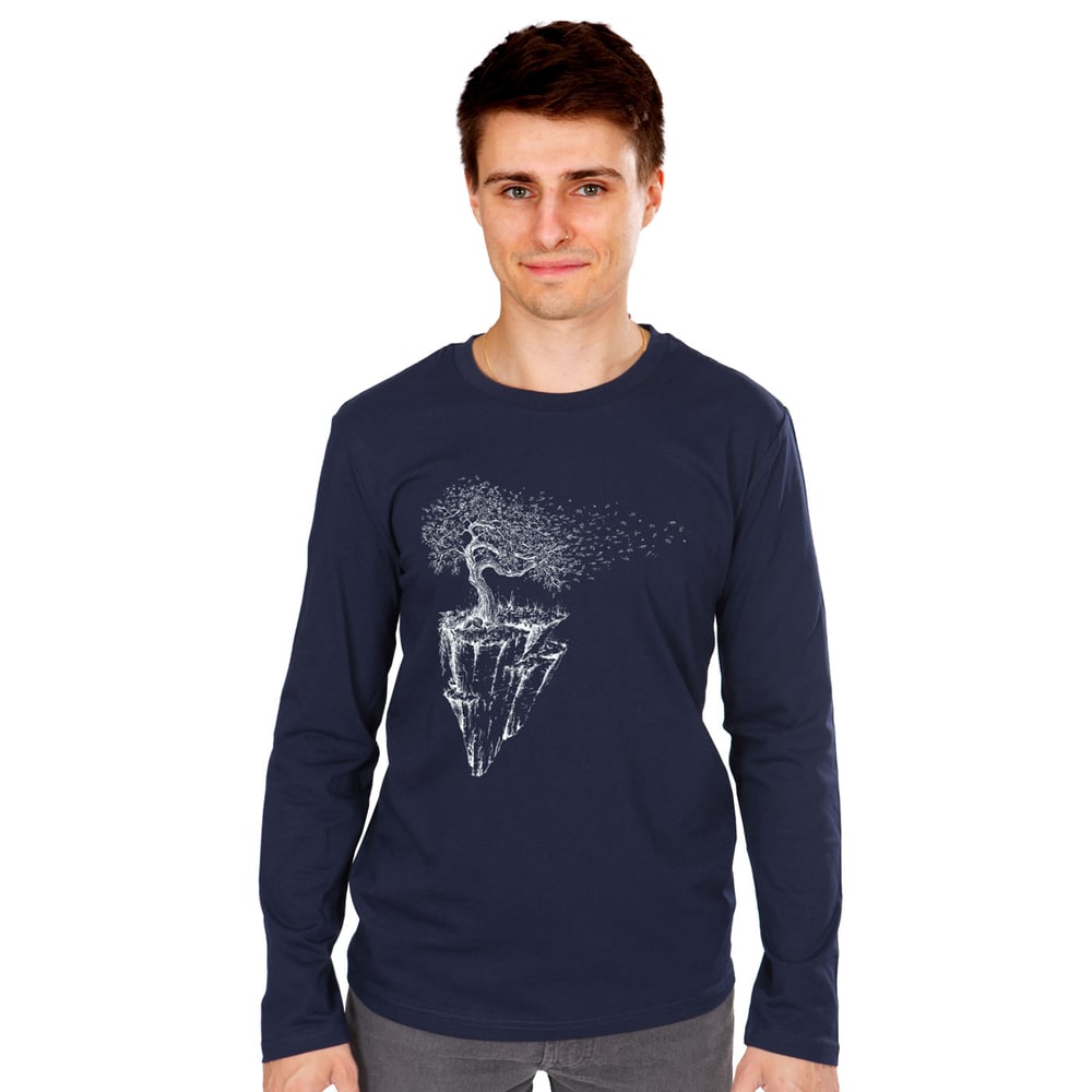 Iceland Longsleeve, dark blue long-sleeved shirt with white motif of a tree on a floating rocky island, worn by a young man with brown hair
