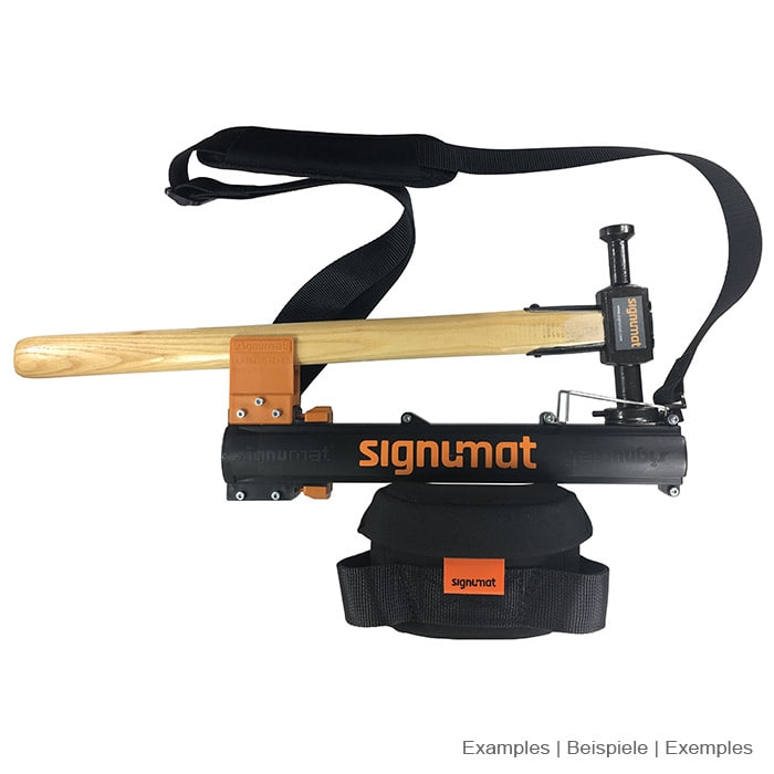 ArboTag Magazine Lite by signumat with black strap, orange details and a wooden handle lying on the device