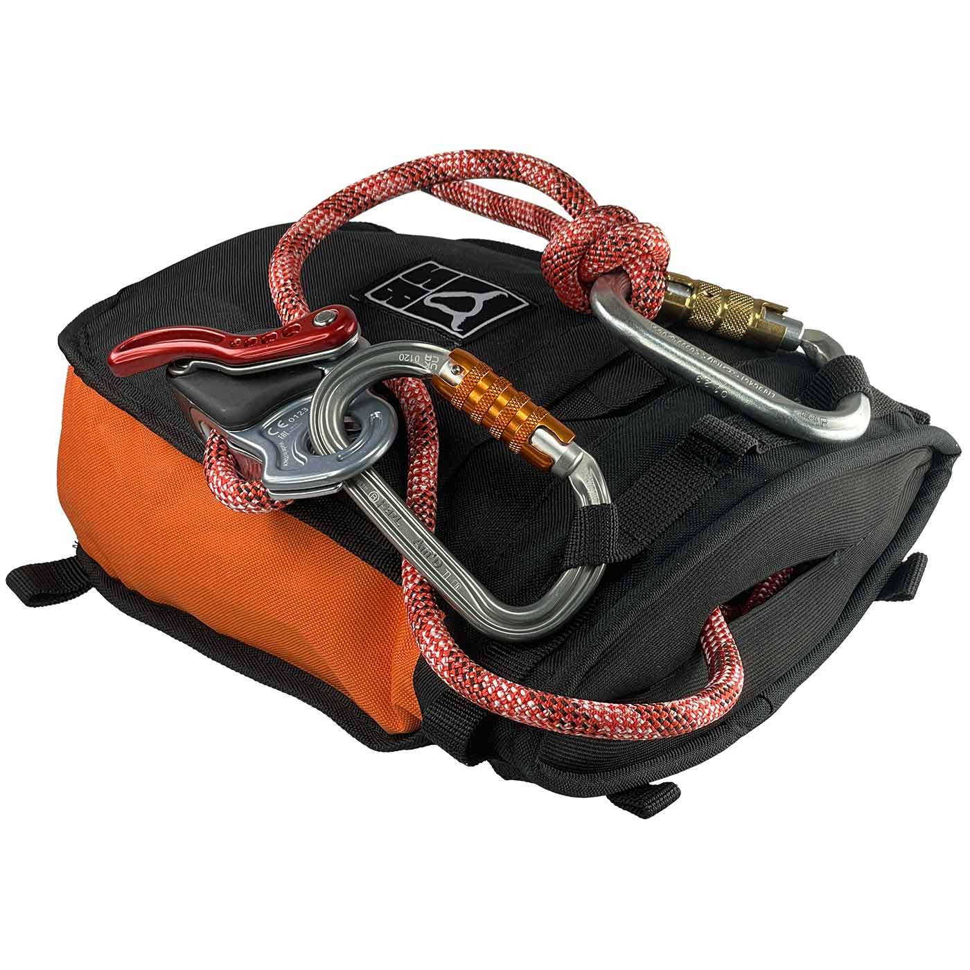 Rescue Druid Dynamic, black and orange pouch lying, red climbing rope with knot, two carabiners with gold and orange clasp, grey safety mechanism with red lever attached to the carabiner