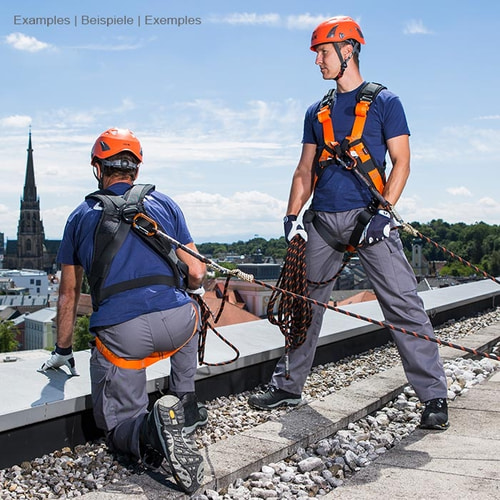 Fossy Set Uni 2, two men with orange helmets and climbing harnesses using the set on a roof