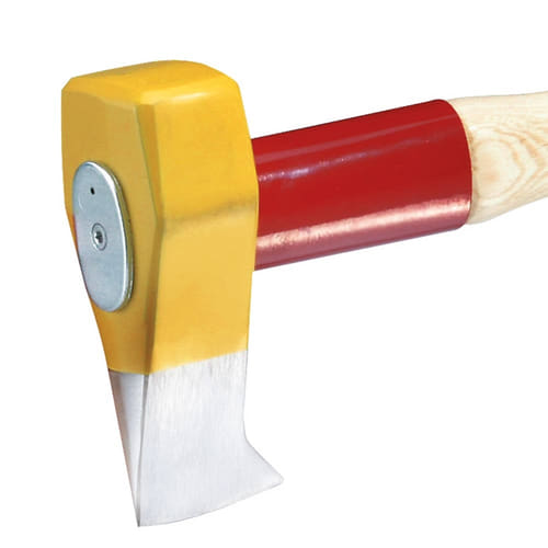 Close-up of the yellow axe head and red neck of the Big Ox Rotband Plus 900 axe
